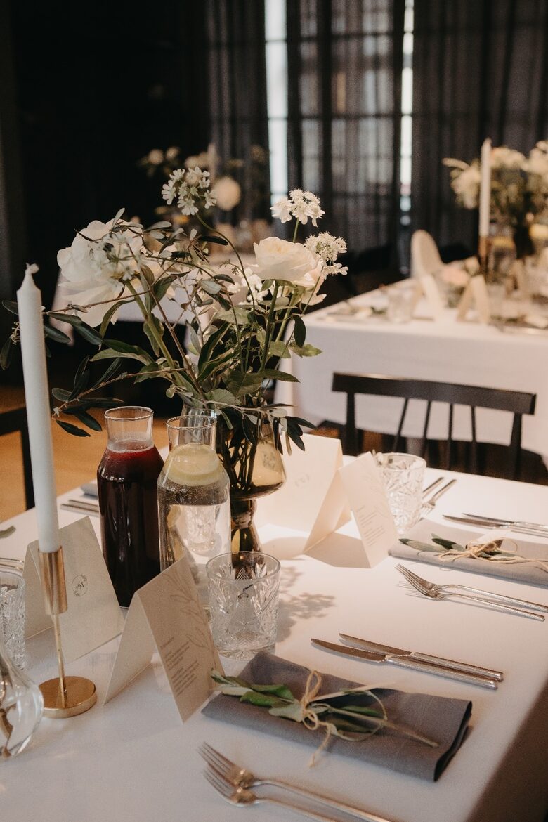 Wild Flower pasākumu galda dekorācijas - ziedu kompozīcijas un vāzes. Kāzu floristika. Galdu noformējums kāzām un citiem svētkiem.