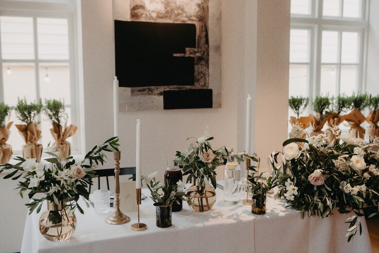 Ziedu salona dekori, vāzes un instalācijas